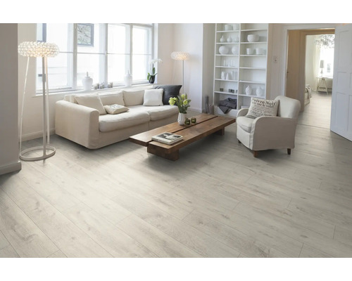 Heller Wohnraum mit Laminatboden, Sofa und Holztisch