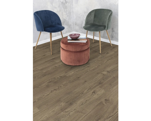 Zwei Stühle und ein Hocker auf einem Holzboden.