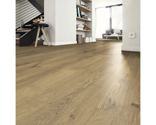 Wohnraum mit hellem Laminatboden in Holzoptik, Treppe, Regal und Sitzgelegenheit