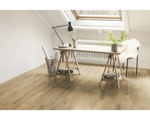 Heller Arbeitsbereich mit Schreibtisch, Lampe und Holzboden