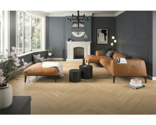 Wohnzimmer mit Fischgrätenparkett, Ledersofa und Kamin