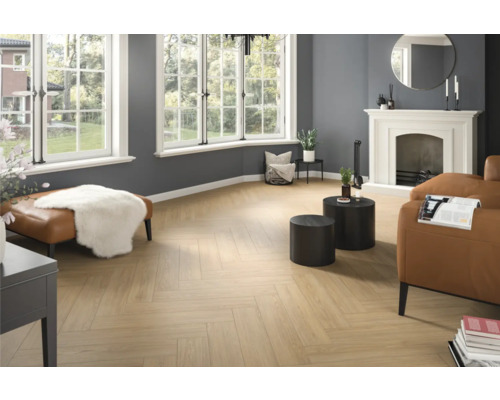 Wohnzimmer mit Fischgrätparkett, Kamin und Sitzmöbeln