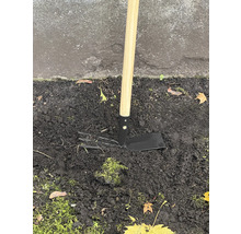 Gartenhacke mit Holzgriff im Erdreich