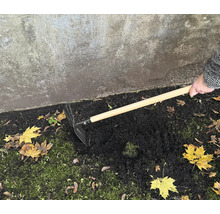 Gartenhacke mit Holzgriff im Einsatz zum Auflockern von Erde