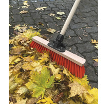Kehrbesen mit Holzstiel und Herbstlaub