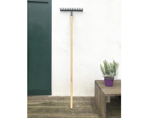 Rechen mit Holzstiel für den Garten
