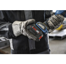 Akku mit 18 Volt und 8,0 Ah in Händen mit Arbeitshandschuhen