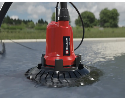 Rote Einhell Schmutzwasserpumpe im Wasser