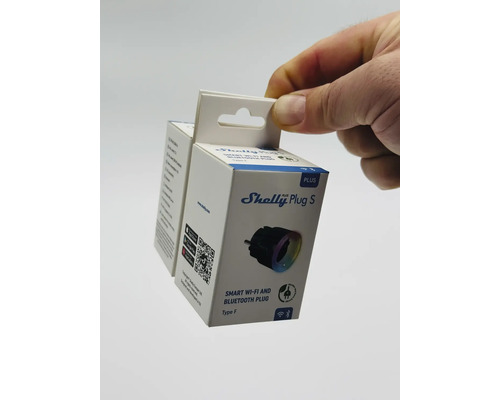 Verpackung eines Shelly Plus Plug S Smart Wi-Fi und Bluetooth Steckers Typ F
