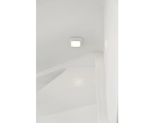 Quadratische Deckenleuchte an einer Zimmerdecke