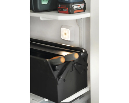 Aufnahme eines Schranks mit Werkzeugkasten und batteriebetriebener Leuchte