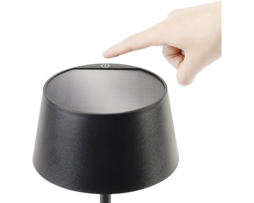 Einschalten der Solarleuchte mit dem Finger