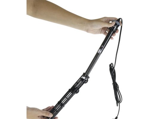 Aquarienheizer in Händen gehalten