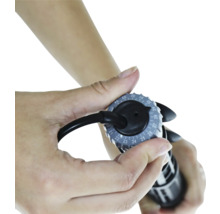 Nahaufnahme einer Hand, die den Druck einer Fahrradpumpe einstellt.