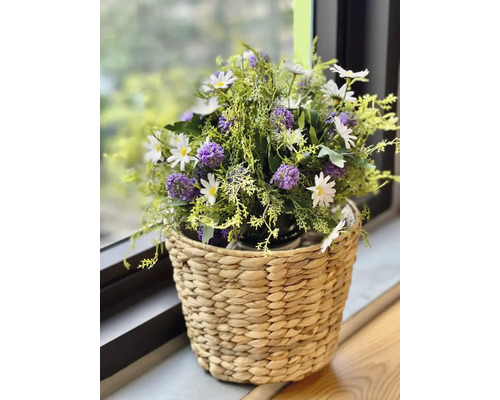 Korb mit künstlichen Gänseblümchen und lila Büscheln