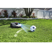 Rasenmähroboter auf Rasen mit Fußball