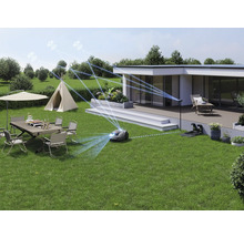 Rasenmähroboter navigiert durch einen Garten mit Terrasse, Zelt und Gartenmöbeln.