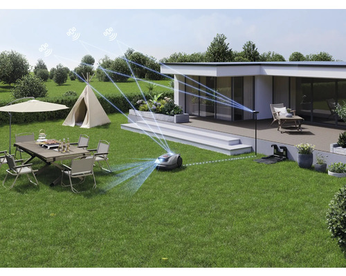 Rasenmähroboter navigiert durch einen Garten mit Terrasse, Zelt und Gartenmöbeln.