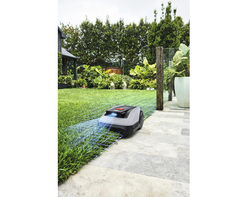 Rasenmähroboter auf Rasen und Steinplatten