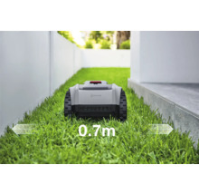 Ein Rasenmähroboter auf einer Rasenfläche mit einer Breite von 0,7 Metern.