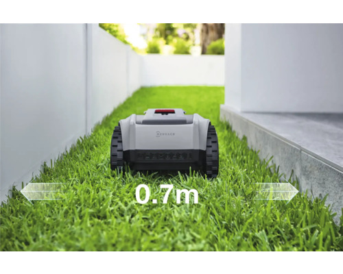 Ein Rasenmähroboter auf einer Rasenfläche mit einer Breite von 0,7 Metern.