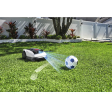 Rasenmähroboter mit Hinderniserkennung auf Rasen mit Fußball