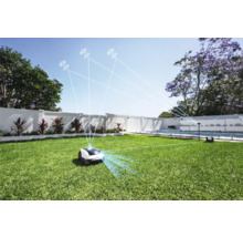 Rasenmähroboter mit Satellitenverbindung auf einer Rasenfläche