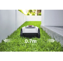 ECOVACS Rasenmähroboter im Einsatz auf einer Rasenfläche mit einer Schnittbreite von 0.7 Meter