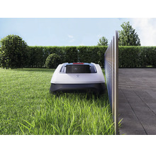Rasenmähroboter auf Rasenfläche im Garten