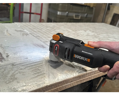 Worx Sonicrafter Multifunktionswerkzeug im Einsatz auf Fliesen