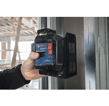 Bosch Logo. Person hält einen Bosch GLL 80-33 G Linienlaser.
