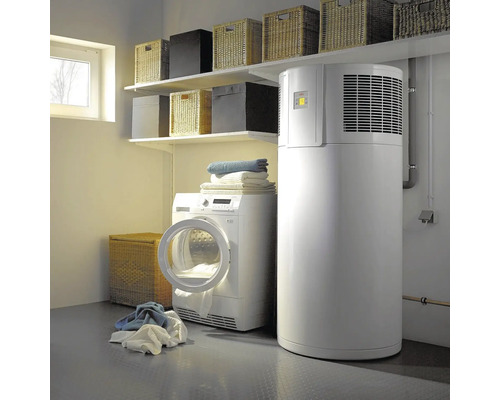 Wäschezimmer mit Wäschetrockner, Warmwasserspeicher und Regalen mit Körben