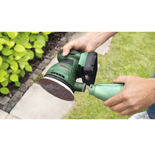 Akku Exzenterschleifer mit Staubbox wird in der Hand gehalten