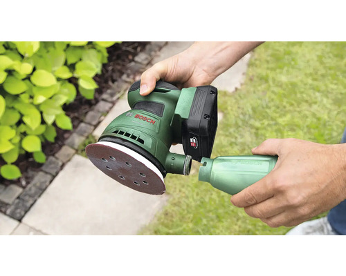 Akku Exzenterschleifer mit Staubbox wird in der Hand gehalten