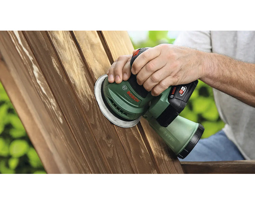 Akkuschleifer im Einsatz auf Holz