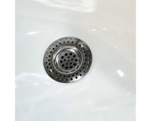 Abflussgarnitur aus Metall im Waschbecken