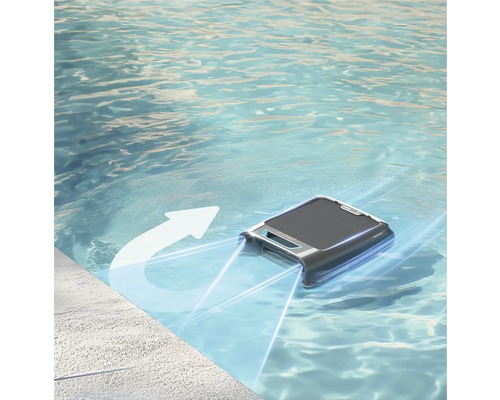 Automatischer Poolreinigungsroboter im Schwimmbecken