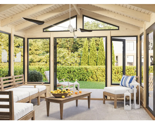 Heller Pavillon mit Holzmöbeln, Deckenventilator und Blick in den Garten