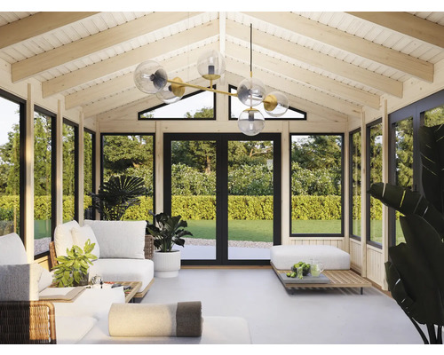 Innenansicht eines hellen Wintergartens mit weißen Möbeln und großen Fenstern