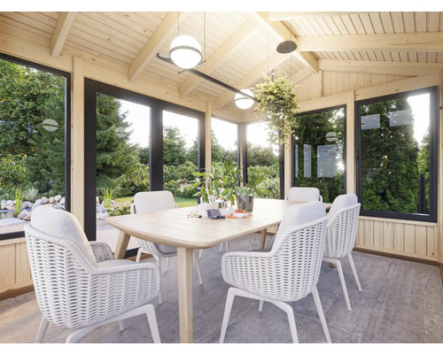 Helles Gartenhaus mit Holzbalkendecke, Esstisch und Korbstühlen