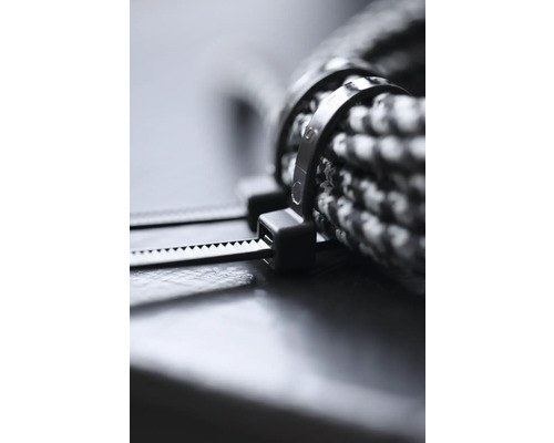 Bündel aus Kabeln mit schwarzen Kabelbindern