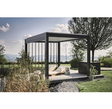 Moderne Pergola mit Liegestühlen auf einer Holzterrasse in einem Garten.