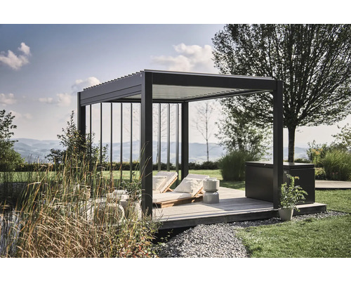 Moderne Pergola mit Liegestühlen auf einer Holzterrasse in einem Garten.