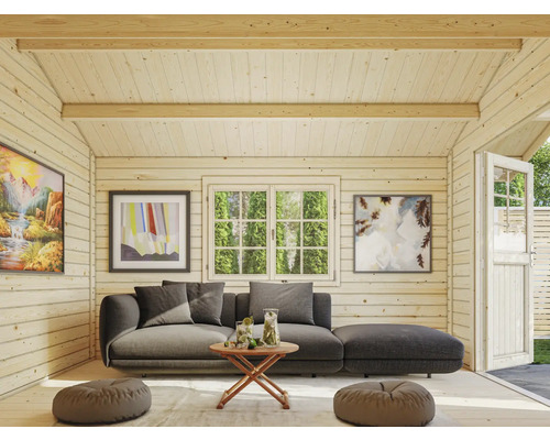Innenraum eines hellen Holzhauses mit Sofa, Tisch, Bildern und Fenster