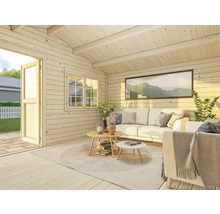Innenansicht eines Holzhauses mit Fenstern, Tür, Sofa und Tisch
