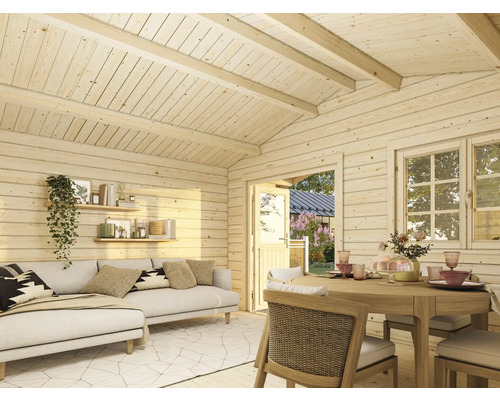 Innenansicht eines Holzhauses mit Sofa, Tisch und Fenstern