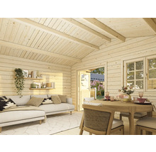 Innenansicht eines Gartenhauses mit Sofa und Esstisch