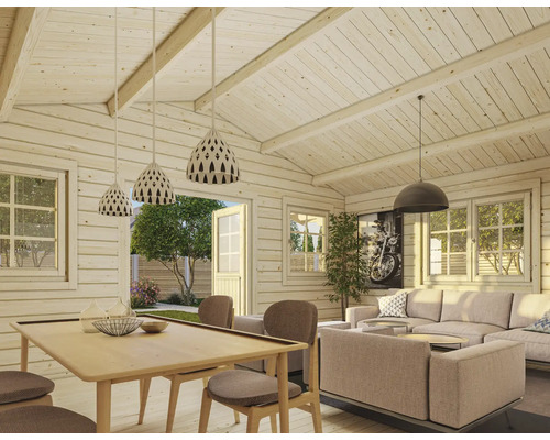 Helles Holzhaus-Interieur mit Wohnbereich und Essbereich