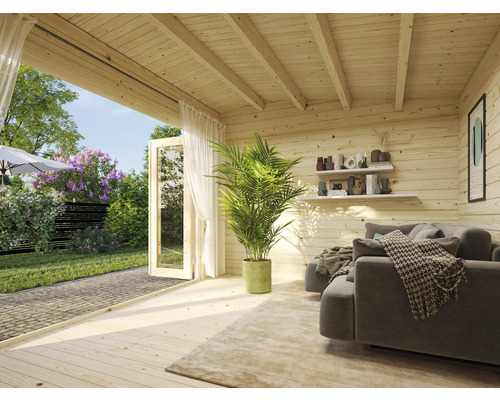 Innenansicht eines Holzgartenhauses mit Wohnbereich und Blick in den Garten