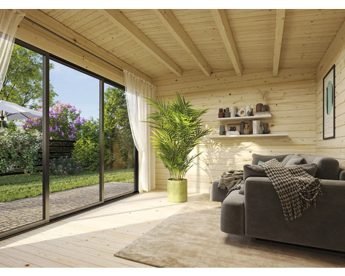 Innenansicht eines Holzhauses mit Sofa, Pflanze und Schiebetür zum Garten